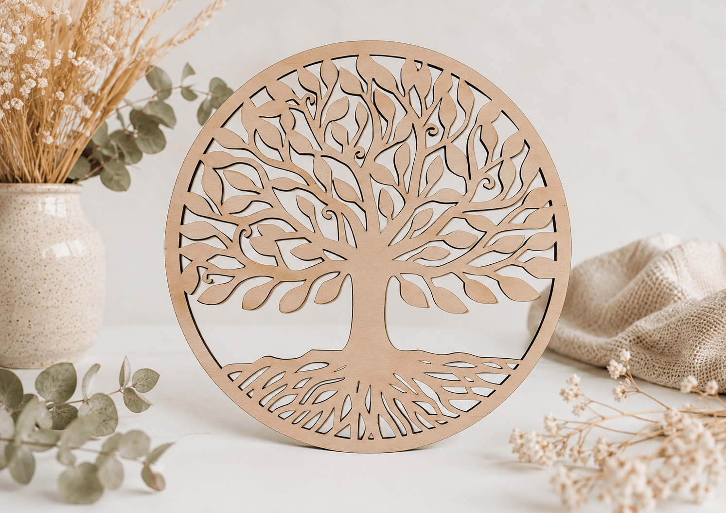 Kulatý dřevěný strom života. Dekorace na pověšení na zeď.