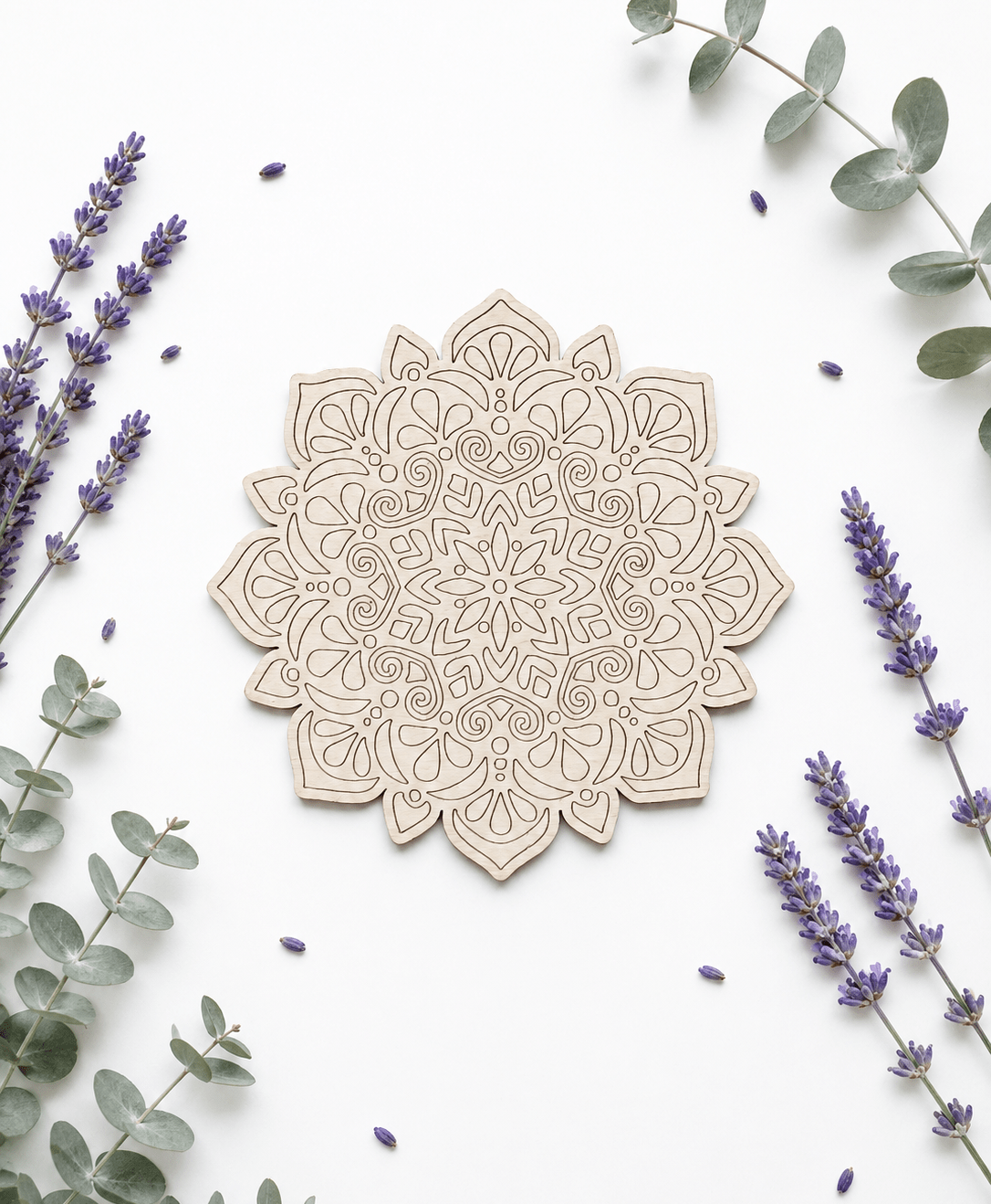 Dřevěná mandala Orientální harmonie z překližky je krásná dekorace na zeď i kreativní mandala k vybarvení.