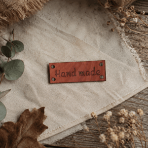 Obdélníková oranžová nášivka Hand made z eko kůže.