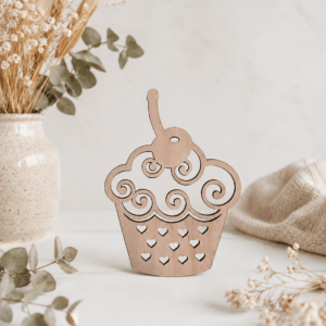 Dřevěná dekorace Cupcake s třešničkou.