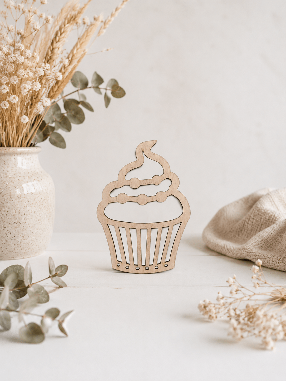 Dřevěná dekorace v podobě Cupcake.