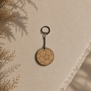 Dřevěná klíčenka Fotbal je originální sportovní doplněk na klíče, batoh nebo sportovní tašku.