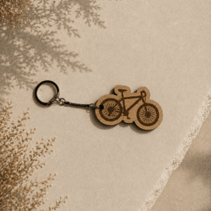 Dřevěná klíčenka Cyklistika je lehký sportovní doplněk na klíče, batoh nebo cyklistickou brašnu.